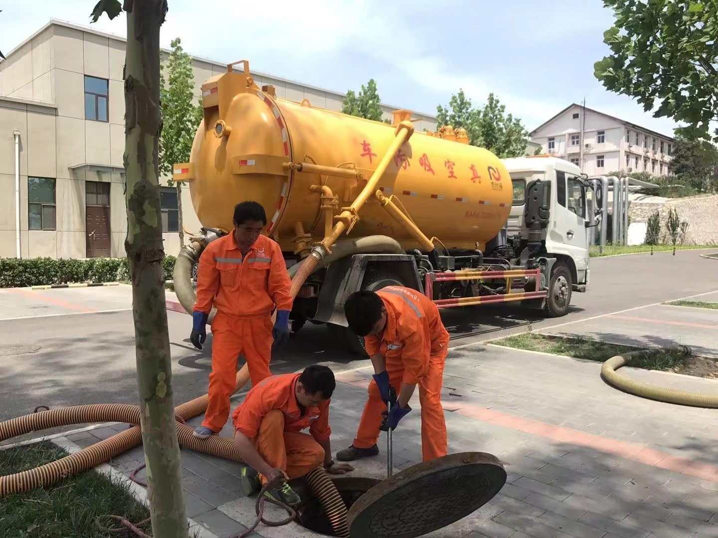 坡头镇化粪池清理与5-8吨吸粪车施工效率分析